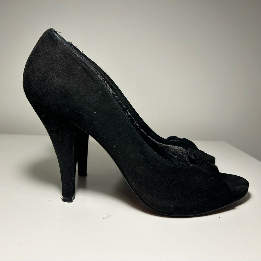 SUADE Black pump - size 8.5 Le Chateau